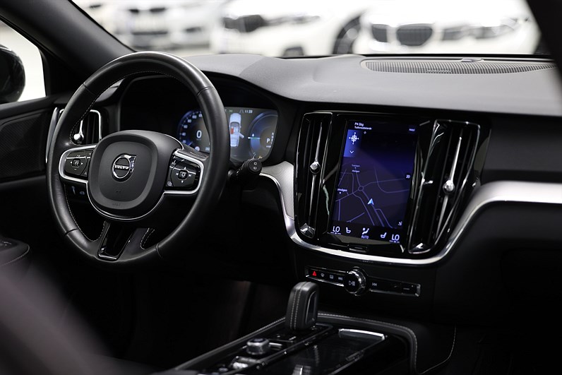 Volvo V60 T6 AWD TwEn 340hk R-Design Pano H/K Drag HUD 360