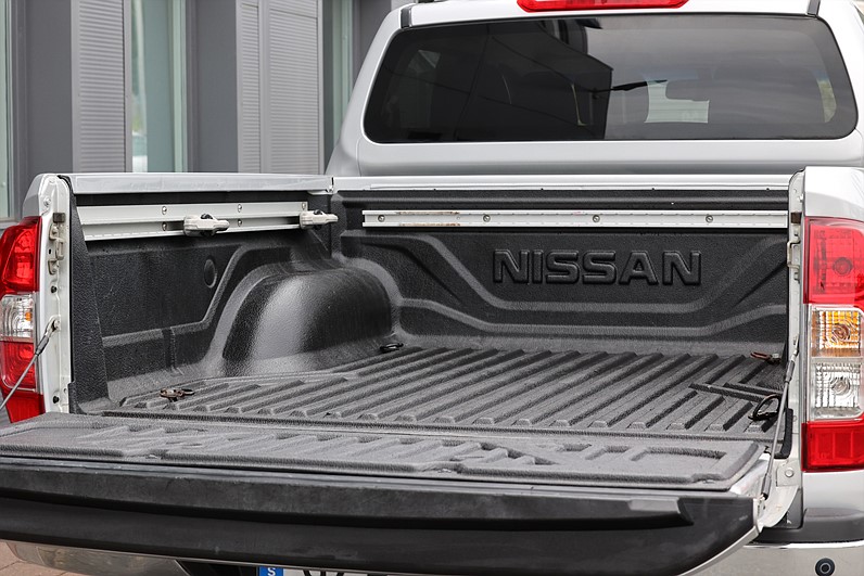 Nissan Navara 2.3 dCi 4x4 190hk Drag Navi LED Ramp LEASBAR