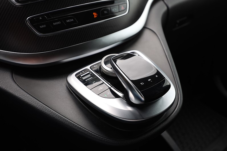 Mercedes-Benz V 300d 4M 239hk AMG Line 7 Sits Burmester LEASBAR
