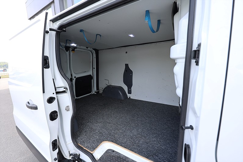 Renault Trafic 1.6 dCi 125hk L1H1 Nordic Line Värmare Drag MOMS
