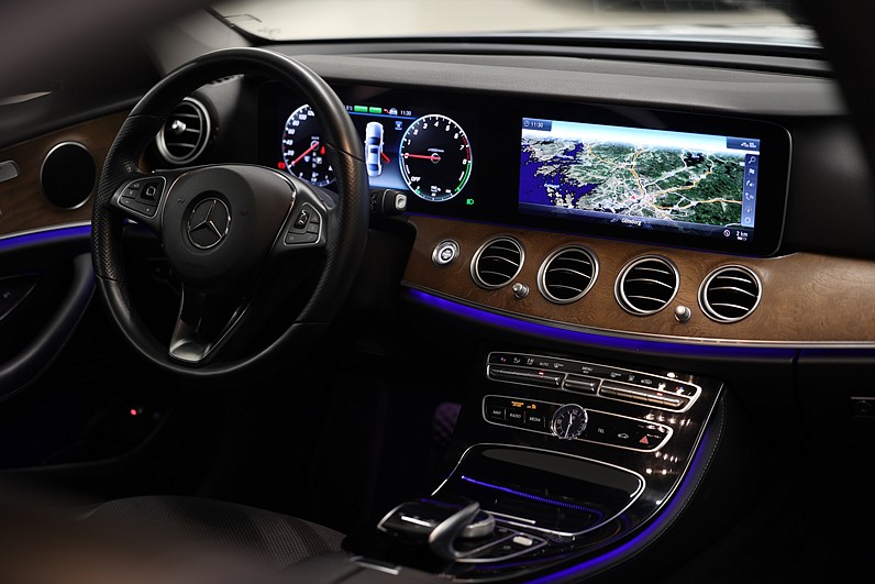 Mercedes-Benz E 350 e Sedan Avantgarde SE Edt HUD Widescreen 360°