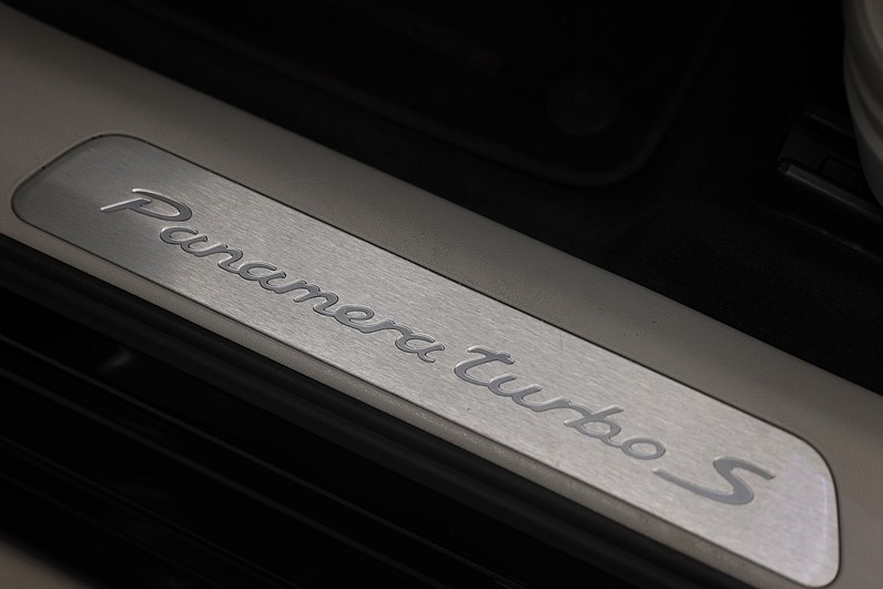 Porsche Panamera Turbo S E-Hybrid 680hk Burmester Pano Luftfjädring PDK