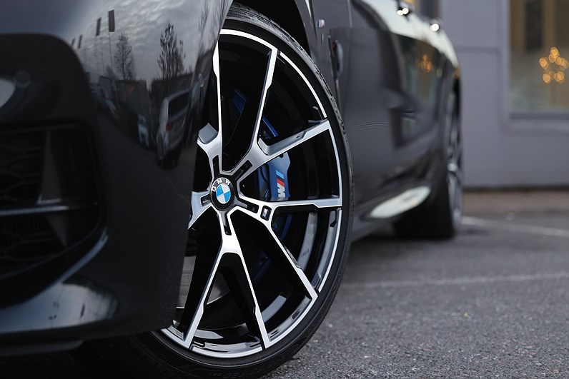 BMW M850i xDrive GC 530hk M Sport B&W Taklucka Kolfiber