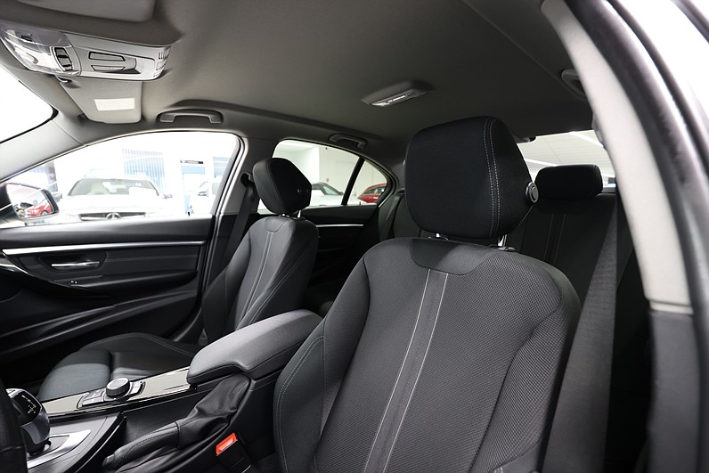 BMW 320d Sedan 163hk Sport Line HiFi B-kamera PDC