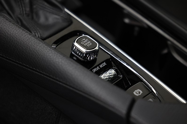 Volvo V90 Cross Country T5 AWD 250hk Momentum Drag Värmare PDC