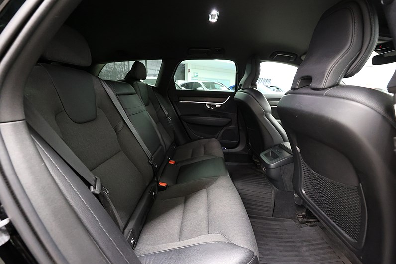 Volvo V90 Cross Country T5 AWD 250hk Momentum Drag Värmare PDC