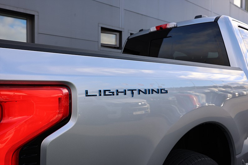 Ford F-150 Lightning Lariat Extended Range 131kWh LEASBAR