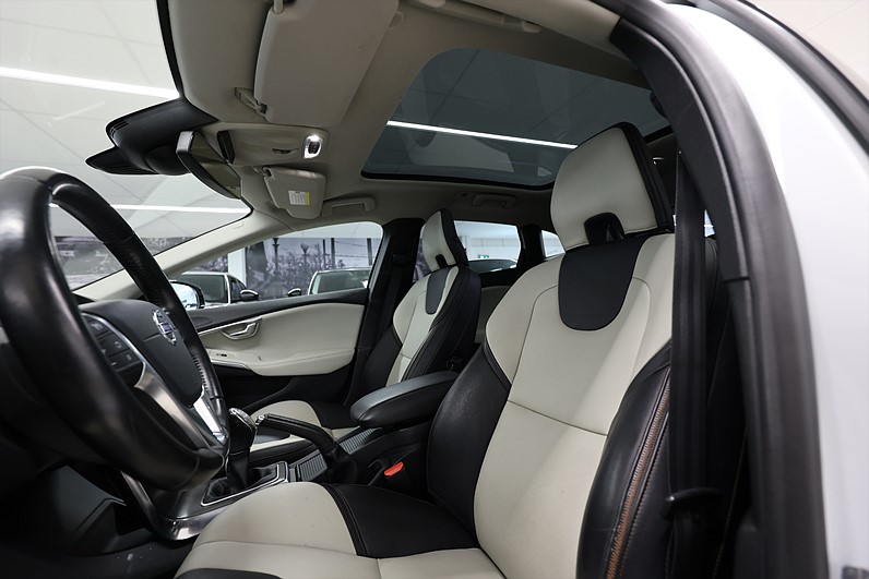 Volvo V40 Cross Country D4 177hk Summum Pano Navi Drag Skinn