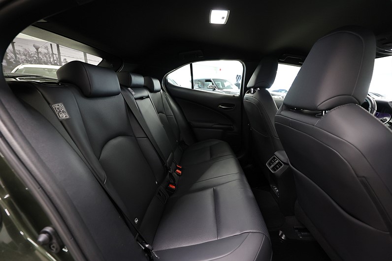 Lexus UX 300e 204hk Executive Premium Skinn Carplay Årsskatt 360kr