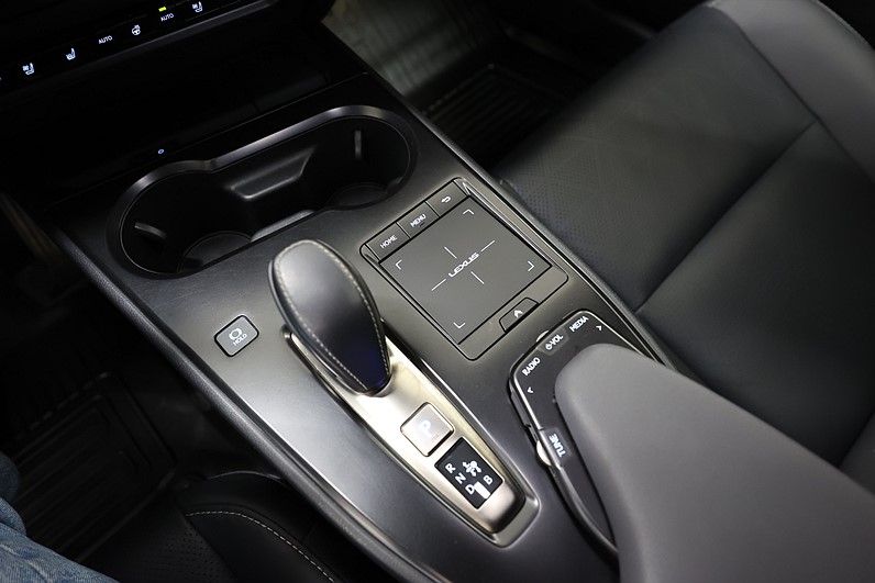 Lexus UX 300e 204hk AWD Premium Skinn Årsskatt 360kr