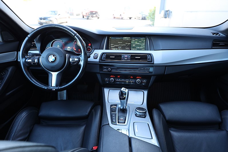 BMW 530d xDrive Touring 258hk M Sport Pano H/K HUD Navi Drag
