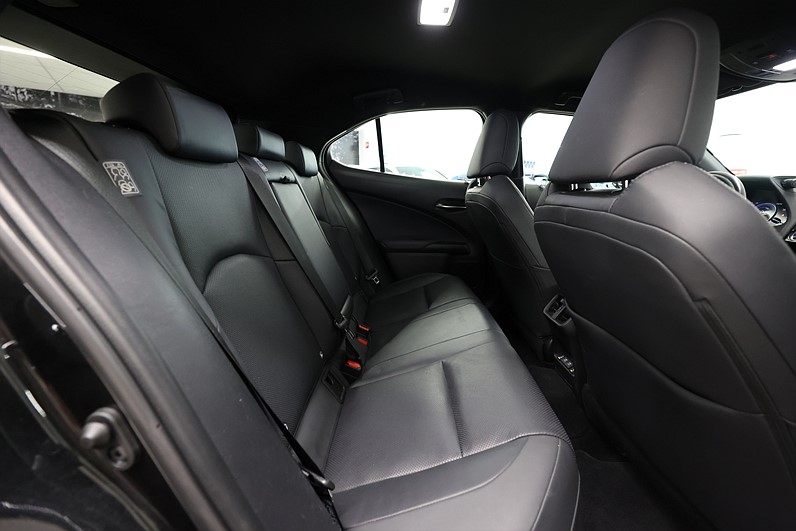Lexus UX 300e 204hk Premium Skinn B-kamera Årskatt 360kr