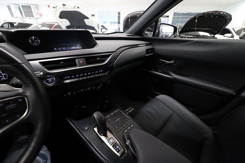Lexus UX 300e 204hk Executive Skinn B-kamera Carplay Årskatt 360kr