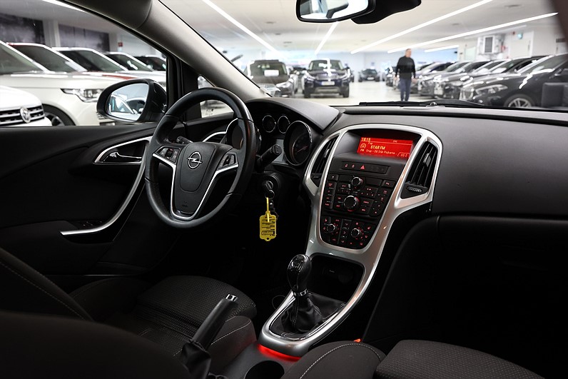 Opel Astra Sports Tourer 1.4 Turbo 140hk PDC Drag *5641*Mil