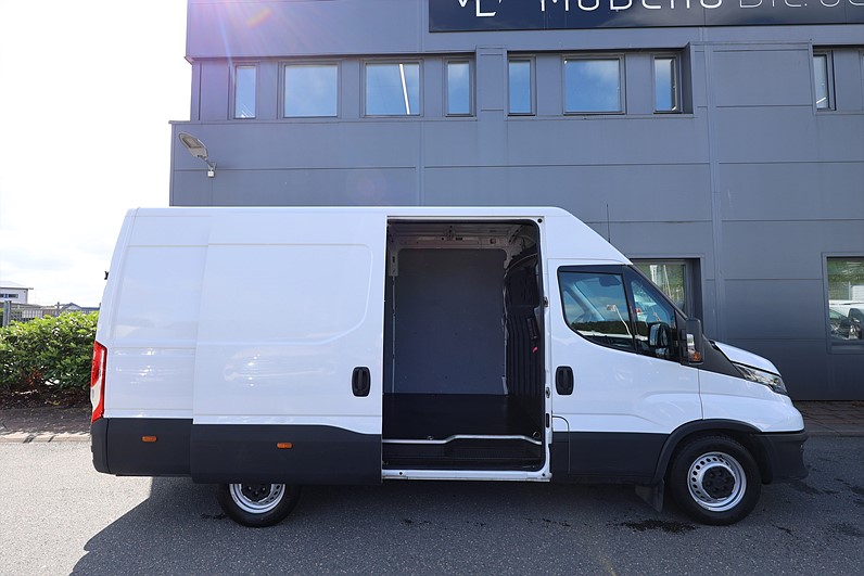 Iveco Daily 35 2.3 JTD Hi-Matic 136hk L2H2 LEASBAR