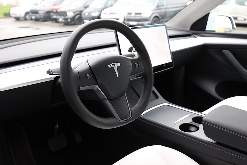 Tesla Model Y Long Range AWD Pano Premium AP Sv-såld