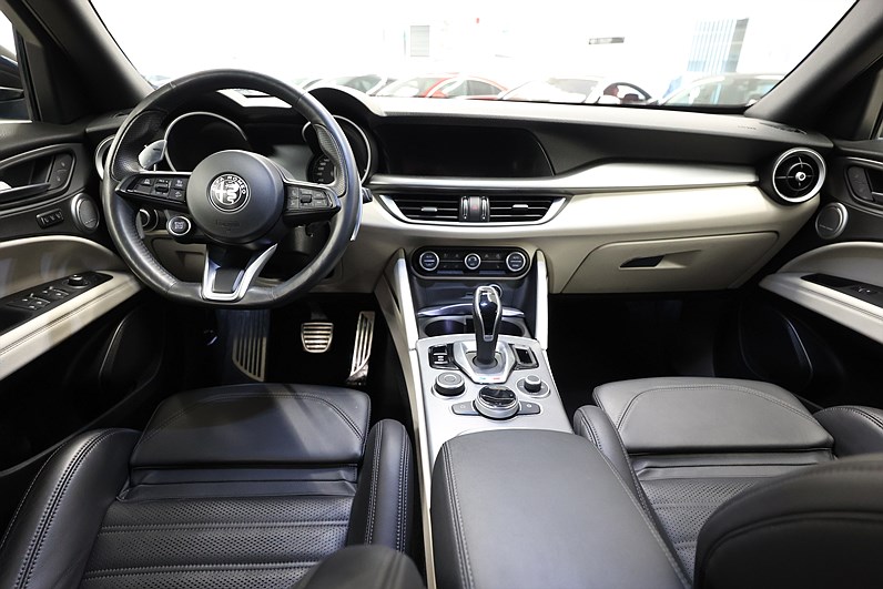 Alfa Romeo Stelvio 2.0 AWD 280hk Veloce H/K Navi Keyless B-kamera