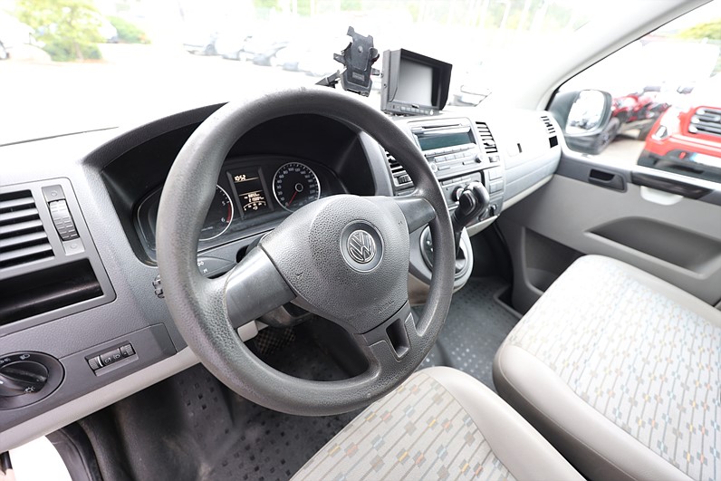 Volkswagen Transporter 2.0 TDI 140hk Värmare B-kamera Drag
