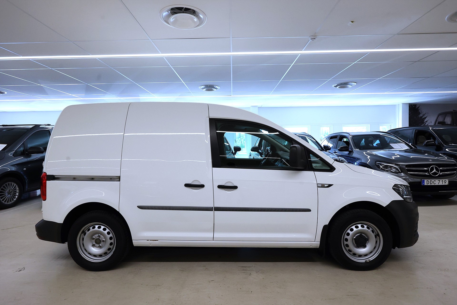 Volkswagen Caddy 2.0 TDI 102hk V-inrett Värmare Drag MOMS