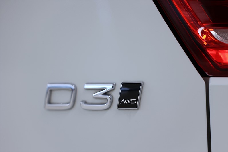 Volvo XC40 D3 AWD 150hk Momentum Drag Värmare PDC