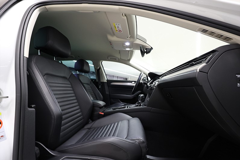 Volkswagen Passat 2.0 TDI 190hk R-Line Cockpit Värmare Drag