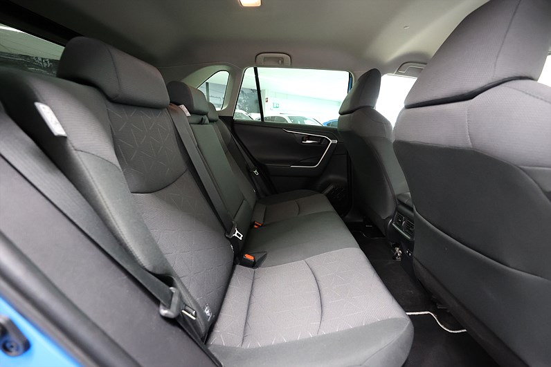 Toyota RAV4 2.5 HSD 218hk Active B-kamera PDC Navi Årskatt 360:-