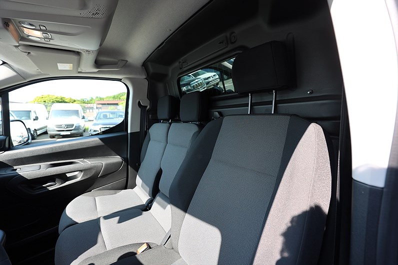 Peugeot Partner 1.2T 130hk LEASBAR B-kamera PDC Carplay